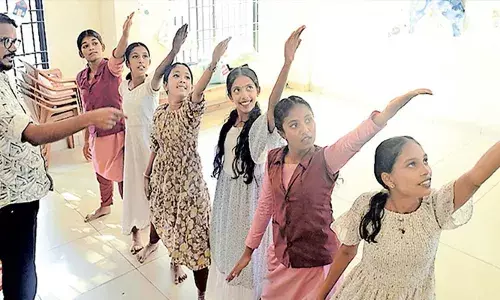 63-ാമത് സ്‌കൂള്‍ കലോത്സവത്തിന് ഇന്ന് തലസ്ഥാനത്ത് തിരിതെളിയും; പതിനയ്യായിരത്തോളം കുട്ടികള്‍ അണിനിരക്കുന്ന കലോത്സവത്തിന് മുഖ്യമന്ത്രി പിണറായി വിജയന്‍ ഉദ്ഘാടനം നിര്‍വ്വഹിക്കും: വെള്ളാര്‍മലയുടെ പാട്ടും ചുവടും ഇന്ന് വേദി കീഴടക്കും