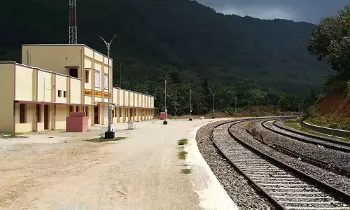 ഓട്ടത്തിനിടെ ഗുരുവായൂര്‍-മധുര എക്‌സ്പ്രസ് ട്രെയിനിന്റെ ബോഗികള്‍ വേര്‍പെട്ടു; അപകടത്തിനിടയാക്കിയത് ബോഗികള്‍ തമ്മില്‍ ബന്ധിപ്പിച്ചതിലെ അപാകത: വന്‍ അപകടം ഒഴിവായത് തലനാരിഴയ്ക്ക്