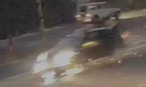 സി​ഗ്നലിൽ നിന്ന ബൈക്ക് യാത്രികനെ ഇടിച്ചു തെറിപ്പിച്ച് കാർ; യാത്രക്കാരൻ കാറിന് മുകളിലൂടെ മറിഞ്ഞ് വീണു; സിസിടിവി ദൃശ്യങ്ങൾ പുറത്ത്