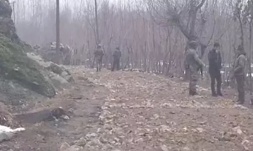 കാശ്മീരില്‍ സൈനിക വാഹനം കൊക്കയിലേക്ക് മറിഞ്ഞു; രണ്ട് സൈനികര്‍ക്ക് വീരമൃത്യു, മൂന്നുപേര്‍ക്ക് ഗുരുതര പരിക്ക്