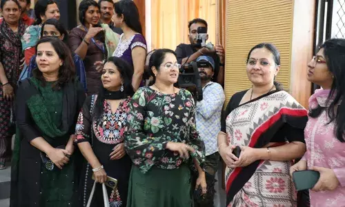 കലോത്സവ വേദിയില്‍ വര്‍ഷങ്ങള്‍ക്ക് ശേഷം അവര്‍ ഒത്തുകൂടി; പഴയകാല അനുഭവങ്ങള്‍ പങ്കുവച്ച് മന്ത്രി വീണാ ജോര്‍ജും സുഹൃത്തുക്കളും