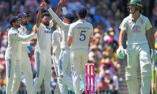 ഷോട്ടുകളൊന്നും കളിക്കാന്‍ പറ്റുന്നില്ലേ; കോന്റാസ് എന്താണു പ്രശ്‌നം, പന്തു കാണുന്നില്ലേ? സിഡ്‌നി ടെസ്റ്റിനിടെ കോണ്‍സ്റ്റാസിനെ പ്രകോപിപ്പിക്കാന്‍ ഹിന്ദിയില്‍ സ്ലെഡ്ജ് ചെയ്ത് ജയ്സ്വാള്‍