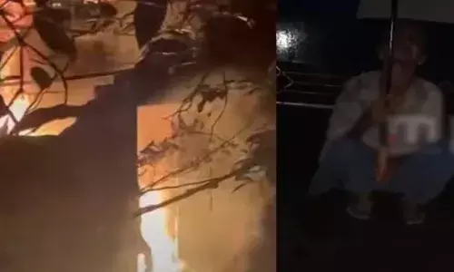 മാനസിക വിഭ്രാന്തിയുള്ള മകന്‍ വീടിന് തീയിട്ടു; രാത്രി ആരോരുമില്ലാതെ പെരുവഴിയില്‍ തനിച്ചായി അമ്മ