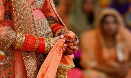 വിവാഹ ചടങ്ങിനിടെ ബാത്ത്‌റൂമില്‍ പോയി; സ്വര്‍ണവും പണവുമായി വധു മുങ്ങി