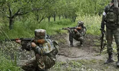 ഛത്തീസ്ഗഢില്‍ ഏറ്റുമുട്ടല്‍; നാല് ഭീകരരെ വധിച്ച് സുരക്ഷാസേന; ഒരു പോലീസ് ഹെഡ് കോണ്‍സ്റ്റബിളിനും വീരമൃത്യു; തിരച്ചലില്‍ കണ്ടെത്തിയത് എകെ 47, എസ്എല്‍ആര്‍ ഉള്‍പ്പടെയുള്ള മാരകായുധങ്ങള്‍