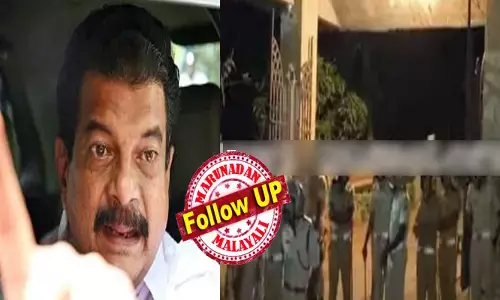 വന്നിറിങ്ങിയത് രണ്ടുവണ്ടി പോലീസ്; എത്തിയത് അറസ്റ്റ് ചെയ്യാൻ തീരുമാനിച്ച്; വീടിനകത്ത് നടന്ന  ചർച്ചയും വിജയിച്ചില്ല; പുറത്ത് പ്രവർത്തകരുടെ പ്രതിഷേധം; തടിച്ചുകൂടി നാട്ടുകാർ; താനൊരു ഗുണ്ടയല്ലെന്നും ആക്രോശം; പൊതുമുതൽ നശിപ്പിച്ച കേസിൽ പിവി അൻവറിന്റെ വീട്ടിൽ അരങ്ങേറിയത് നാടകീയ നീക്കങ്ങൾ