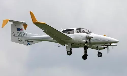 ലാൻഡിംഗ് പരിശീലത്തിനിടെ ആകാശത്ത് ഭീതി; പരസ്പ്പരം അടുത്തെത്തി ചെറുവിമാനങ്ങൾ; പൈലറ്റ് ധരിച്ച ടീഷര്‍ട്ടിന്റെ നിറം വരെ കണ്ടു; ഒഴിവായത് വൻ ദുരന്തം; ക്രാന്‍ഫീല്‍ഡ് എയർപോർട്ടിൽ നടന്നത്!