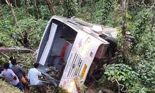 ഇടുക്കിയില്‍ കെ എസ് ആര്‍ ടി സി ബസ് കൊക്കയിലേക്ക് മറിഞ്ഞ് അപകടം; രക്ഷാപ്രവര്‍ത്തനം തുടരുന്നു