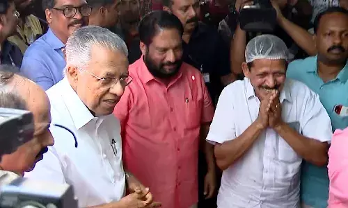 മുഖ്യമന്ത്രി പിണറായി കലോത്സവത്തിന്റെ ഊട്ടുപുരയിലെത്തി; പഴയിടം തയ്യാറാക്കിയ പായസം കുടിച്ച് കുട്ടികളോട് കുശലംപറഞ്ഞ് മടക്കം