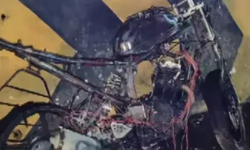 ഓടിക്കൊണ്ടിരുന്ന ബൈക്കിന്റെ പിന്നില്‍ നിന്നും പുക; യാത്രക്കാര്‍ ഇറങ്ങിയതിന് പിന്നാലെ ബൈക്കിന് തീ പിടിച്ച് കത്തി നശിച്ചു