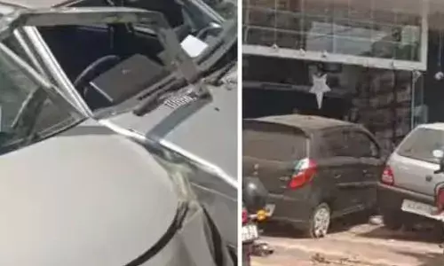 നിയന്ത്രണം തെറ്റിയെത്തിയ കാർ രണ്ട് കാറുകളിലിടിച്ച ശേഷം ഷോപ്പിലേക്ക് പാഞ്ഞുകയറി; ആർക്കും പരിക്കില്ല; ഒഴിവായത് വൻ അപകടം; സംഭവം പാലക്കാട്