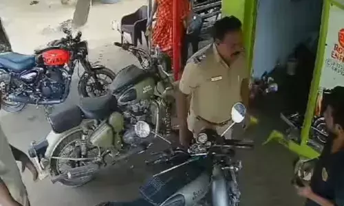ബൈക്ക് നന്നാക്കിയതിന്റെ കൂലി ചോദിച്ചതിന് മെക്കാനിക്കിന്റെ മുഖത്തടിച്ചു; എസ്.ഐക്ക് സസ്‌പെന്‍ഷന്‍