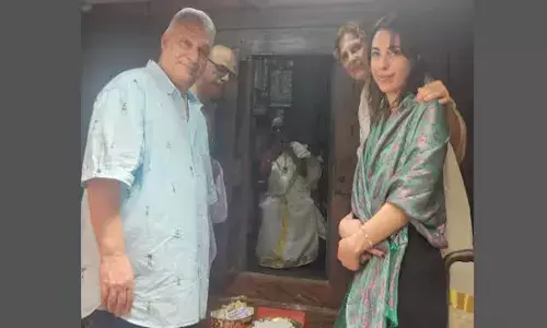 മണ്ണാറശാല ക്ഷേത്രത്തില്‍ ദര്‍ശനം നടത്തി ഹംഗേറിയന്‍ പ്രധാനമന്ത്രിയും കുടുംബവും; ക്ഷേത്രാചാര പ്രകാരം വഴിപാടുകള്‍ സമര്‍പ്പിച്ച് വിക്ടര്‍ ഒര്‍ബാന്‍: ഉപഹാരം നല്‍കി സ്വീകരിച്ച് ക്ഷേത്രം ഭാരവാഹികള്‍