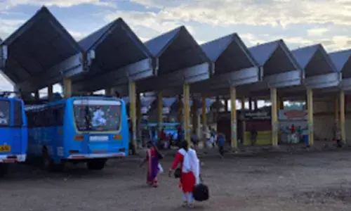 സ്വകാര്യ ബസുകളുടെ മല്‍സരയോട്ടം: റോഡിലും ബസ് സ്റ്റാന്‍ഡിലും ജീവനക്കാരുടെ ഏറ്റു മുട്ടല്‍; തകര്‍ന്ന കണ്ണാടിച്ചില്ല് തറച്ച് യാത്രക്കാരിക്ക് പരുക്ക്; സംഭവം പത്തനംതിട്ട സ്വകാര്യ ബസ് സ്റ്റാന്‍ഡില്‍