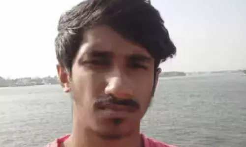 സ്കൂട്ടർ തെന്നി റോഡിലേക്ക് തെറിച്ചുവീണു; കെഎസ്ആർടിസി ബസ് ശരീരത്തിലൂടെ കയറിയിറങ്ങി വിദ്യാർഥിക്ക് ദാരുണാന്ത്യം; അപകടം രാവിലെ കോളേജിലേക്ക് പോകുംവഴി