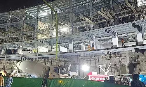 ചാമ്പ്യന്‍സ് ട്രോഫിക്ക് ഇന്ത്യ വരമെന്ന് വാശിപ്പിടിച്ച പാകിസ്ഥാന്‍; വാശി ഇന്ത്യയുടെ കാര്യത്തില്‍ മാത്രം; സ്റ്റേഡിയങ്ങളുടെ പണി പാതിവഴിയില്‍: പാക്കിന് വേദി തന്നെ നഷ്ടമാകുമോ? പണി വിലയിരുത്താന്‍ ഐസിസി പാകിസ്ഥാനിലേക്ക്