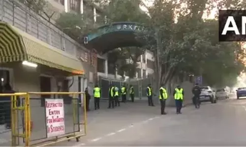 വ്യാജ ബോംബ് ഭീഷണി പരീക്ഷ ഒഴിവാക്കാന്‍; സന്ദേശം അയച്ചത് ആറ് തവണ; ഡല്‍ഹിയില്‍ പ്ലസ്ടു വിദ്യാര്‍ഥി കസ്റ്റഡിയില്‍