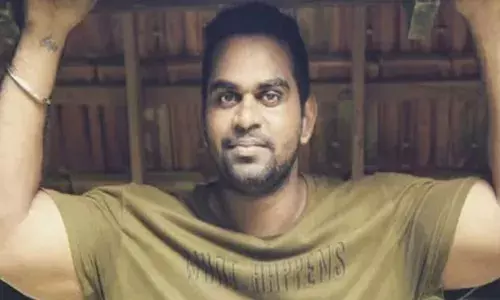 ദേശീയ പാതയില്‍ ബൈക്ക് നിയന്ത്രണം വിട്ട് ഡിവൈഡറില്‍ ഇടിച്ച് മറിഞ്ഞു; ലോറിയുടെ അടിയിലേക്ക് തെറിച്ചു വീണ യുവാവിന് ദാരുണാന്ത്യം