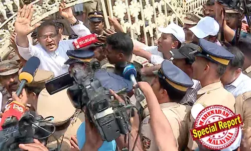 അങ്കമാലി അതിരൂപത ആസ്ഥാനത്ത് വീണ്ടും സംഘര്‍ഷം; ഗേറ്റ് തള്ളിതുറക്കാന്‍ ശ്രമിച്ച് വൈദികരും വിശ്വാസികളും; പ്രതിരോധിച്ച് പൊലീസ് സംഘം;  സംഘര്‍ഷാവസ്ഥ; ആറ്  വൈദികര്‍ക്ക് സസ്‌പെന്‍ഷന്‍;  ഹൈന്ദവനായ പൊലീസ് ഉദ്യോഗസ്ഥന്‍ അരമനയില്‍ ക്രൂരമായി പെരുമാറിയെന്ന് വൈദികര്‍