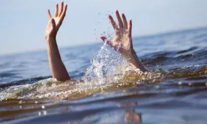 ഫോണിൽ സെൽഫിയെടുക്കുന്നതിനിടെ അപകടം; റിസർ‍വോയറിലേക്ക് ഏഴ് കൗമാരക്കാർ വീണു; രണ്ടു പേരെ രക്ഷപ്പെടുത്തി; ബാക്കിയുള്ളവർക്കായി തിരച്ചിൽ തുടരുന്നു; ദാരുണ സംഭവം ഹൈദരാബാദിൽ