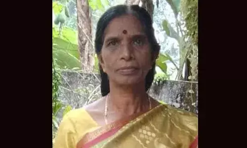 പന്തളം നഗരസഭയിലെ ഹരിതകര്‍മ സേനാംഗം കുരമ്പാലയില്‍ കാര്‍ ഇടിച്ചു മരിച്ചു