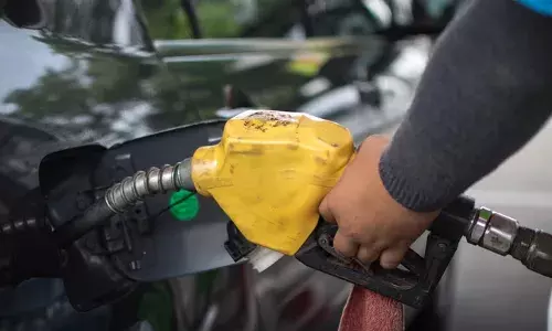 പെട്രോളിയം ഡീലേഴ്‌സ് അസോസിയേഷന്‍ നേതാക്കളെ മര്‍ദിച്ചെന്ന് ആരോപണം; സംസ്ഥാനത്ത് തിങ്കളാഴ്ച രാവിലെ 6 മണി മുതല്‍ ഉച്ചയ്ക്ക് 12 വരെ പെട്രോള്‍ പമ്പുകള്‍ അടച്ചിടും