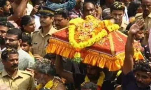 അയ്യന് ചാര്‍ത്താനുള്ള തിരുവാഭവണവും വഹിച്ചുള്ള ഘോഷയാത്ര ഇന്ന്; ഘോഷയാത്ര പുറപ്പെടുന്നത് വലിയകോവില്‍ ക്ഷേത്രത്തില്‍ നിന്ന്; ഘോഷയാത്ര പുറപ്പെടുന്നത് പ്രത്യേക പൂജകള്‍ക്ക് ശേഷം