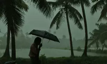 വീണ്ടും ചക്രവാതച്ചുഴി; സംസ്ഥാനത്ത് വീണ്ടും മഴ തുടങ്ങി; നാളെയും മറ്റന്നാളും ഒറ്റപ്പെട്ട നേരിയ മഴയ്ക്ക് സാധ്യത; മുന്നറിയിപ്പ് നൽകി കേന്ദ്ര കാലാവസ്ഥ വകുപ്പ്