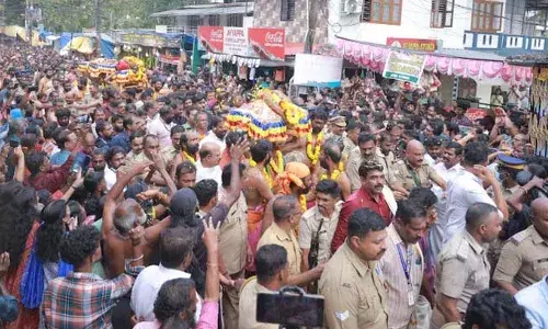 ശരണമന്ത്രങ്ങളുയര്‍ന്നു, ആകാശത്ത് കൃഷ്ണപ്പരുന്ത് വട്ടമിട്ടു പറന്നു; പന്തളത്ത് നിന്ന് തിരുവാഭരണ ഘോഷയാത്ര പുറപ്പെട്ടു: ദര്‍ശിക്കാന്‍ ആയിരങ്ങള്‍