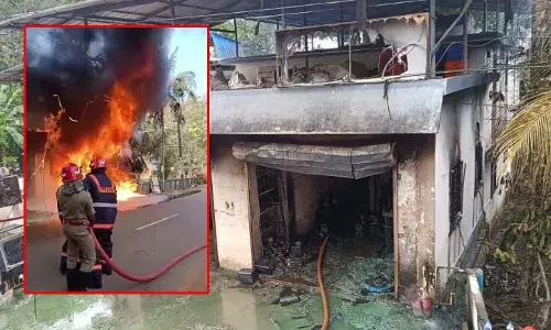 പത്തനംതിട്ട ഓമല്ലൂരില്‍ പൂജാദ്രവ്യങ്ങള്‍ വില്‍ക്കുന്ന മൊത്ത വ്യാപാരകേന്ദ്രത്തില്‍ തീ പിടുത്തം: ഉടമയും ജീവനക്കാരനും രക്ഷപ്പെട്ടത് തലനാരിഴയ്ക്ക്: 10 ലക്ഷം രൂപയുടെ നാശനഷ്ടം