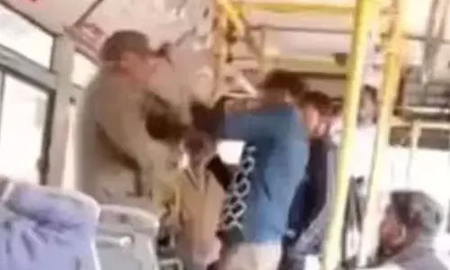 പത്ത് രൂപയെച്ചൊല്ലി വാക്ക് തർക്കം; മുൻ ഐഎഎസ് ഉദ്യോ​ഗസ്ഥനെ തല്ലിച്ചതച്ച് ബസ് കണ്ടക്ടർ; നോക്കിയിരുന്ന് യാത്രക്കാർ; ദൃശ്യങ്ങൾ പുറത്ത്; സംഭവം ജയ്പൂരിൽ