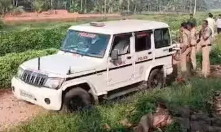 ആളൊഴിഞ്ഞ പ്രദേശത്ത് കത്തിക്കരിഞ്ഞ നിലയിൽ മൃതദേഹം; സമീപത്ത് മൊബൈൽ ഫോണും കത്തും കണ്ടെത്തി; പോലീസ് സ്ഥലത്തെത്തി; ആത്മഹത്യയെന്ന് നിഗമനം; സംഭവം കോഴിക്കോട്