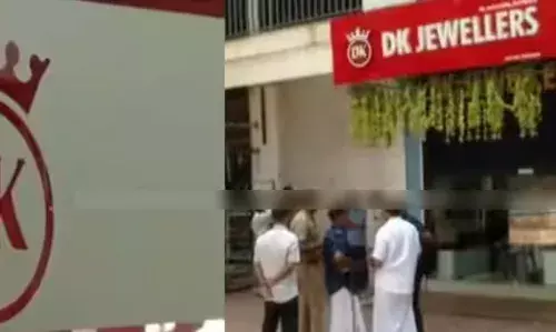 തൃശൂരിനെ ഞെട്ടിച്ച് റോബറി; ജ്വല്ലറി കുത്തിത്തുറന്ന് മോഷണം; അടിച്ചുമാറ്റിയത് 8 കിലോയോളം ആഭരണങ്ങൾ; പോലീസ് സ്ഥലത്തെത്തി; പ്രതിയെ കണ്ടെത്താൻ അന്വേഷണം ഊർജിതം