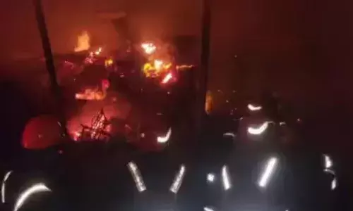 പെരുമണ്ണയിൽ ആക്രി കടയ്ക്ക് തീപിടിച്ചു; ഏഴ് ഫയർഫോഴ്സ് യൂണിറ്റുകൾ എത്തി തീയണച്ചു; വ്യാപക നാശനഷ്ടം; ഒഴിവായത് വൻ അപകടം