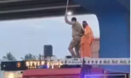 ഓരോ ജീവനും വിലപ്പെട്ടതാണ്..; കഴക്കൂട്ടം എലിവേറ്റഡ് ഹൈവേ ഗർഡറിൽ ഒരു കാഴ്ച; കമ്പിയിൽ കുരുങ്ങിയ നിലയിൽ കാക്ക; രക്ഷകരായി ഫയർഫോഴ്സ്