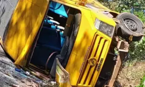 നിയന്ത്രണം വിട്ട സ്കൂൾ ബസ് മറിഞ്ഞ് അപകടം; ഡ്രൈവറും വിദ്യാർത്ഥികളും നിസാര പരിക്കുകളോടെ രക്ഷപ്പെട്ടു; സംഭവം പത്തനംതിട്ട മൂക്കന്നൂരിൽ