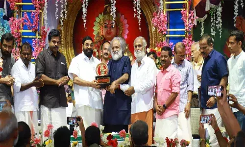 ഹരിവരാസനം പുരസ്‌കാരം കൈതപ്രത്തിന് സമ്മാനിച്ചു; മാനവികതയും സാമൂഹ്യബോധവുമാണ് പുരസ്‌കാരത്തിന് അര്‍ഹനാക്കിയതെന്ന് കൈതപ്രം; മണ്ഡല-മകരവിളക്ക് കാലം കുറ്റമറ്റതാക്കിയത് ടീം വര്‍ക്കെന്ന് മന്ത്രി വി എന്‍ വാസവന്‍