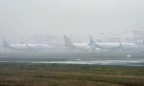 രാജ്യതലസ്ഥാനത്ത് കനത്ത മൂടൽമഞ്ഞ്; ദൃശ്യപരത പൂജ്യത്തിലേക്ക് താഴ്ന്നു; വിമാന സർവീസുകൾ താറുമാറായി; 184 വിമാനങ്ങൾ വൈകി ഏഴെണ്ണം റദ്ദാക്കി; ട്രെയിനുകളുടെ സമയക്രമത്തിലും മാറ്റം