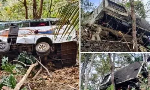 അയ്യപ്പഭക്തര്‍ സഞ്ചരിച്ച വാഹനം നിയന്ത്രണം വിട്ട് കൊക്കയിലേക്ക് മറിഞ്ഞു; 17 പേര്‍ക്ക് പരിക്ക്; നാലു പേരുടെ നില ഗുരുതരം