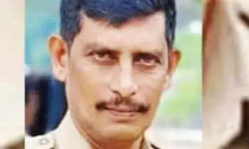 നീങ്ങിത്തുടങ്ങിയ ട്രെയിനിലേക്ക് ചാടികയറാൻ ശ്രമം; കയറല്ലേയെന്ന് വിളിച്ചുപറഞ്ഞിട്ടും കേട്ടില്ല; തീവണ്ടിക്കും പ്ലാറ്റ്‌ഫോമിനും ഇടയിൽപ്പെട്ട് ഗര്‍ഭിണി; ഒടുവിൽ രക്ഷകനായി പോലീസ് ഉദ്യോഗസ്ഥന്‍