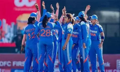 അയര്‍ലന്‍ഡിനെ പഞ്ഞിക്കിട്ട് നേടിയത് കൂറ്റൻ സ്കോർ; ഇന്ത്യ ഉയർത്തിയ റൺ മലക്ക് മുന്നിൽ പതറി അയർലഡ് വനിതകൾ; 150 കടക്കുന്നതിന് മുന്നേ 5 വിക്കറ്റുകൾ നഷ്ടമായി; പരമ്പര തൂത്തുവാരാൻ ഇന്ത്യ