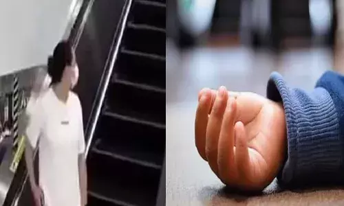 സിനിമ കാണാൻ പോകാൻ തിരക്കുകൂട്ടി; എസ്കലേറ്ററിന്‍റെ കൈവരിയിൽ നിന്ന് വീണ് മൂന്ന് വയസുകാരന് ദാരുണാന്ത്യം; അപകടം മാതാപിതാക്കൾ ടിക്കറ്റ് എടുക്കാൻ പോയപ്പോൾ; ഷോപ്പിംഗ് മാളിൽ നടന്നത്!