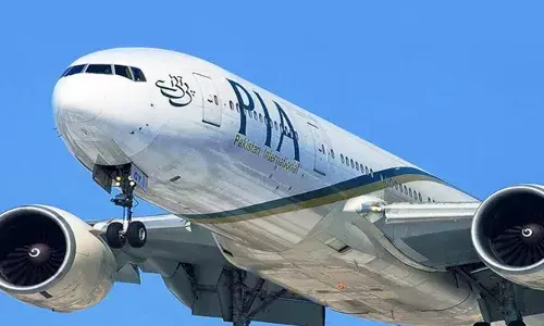 ഫ്രഞ്ച് പതാകയുടെ പശ്ചാത്തലത്തിലുള്ള ഈഫല്‍ ടവറിന്റെ ചിത്രവും ഒരു വിമാനവും; സെപ്റ്റംബര്‍ 11ലെ ഭീകരാക്രമണത്തെ ഓര്‍മ്മിപ്പിക്കുന്നതായി ആരോപണം: പാക് വിമാന കമ്പനിയുടെ പരസ്യത്തിനെതിരെ അന്വേഷണം