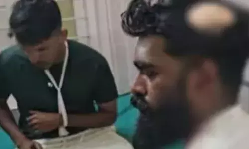 കാറിലെത്തിയവർ ബൈക്ക് യാത്രികരെ ഇടിച്ചിട്ടു; പിന്നാലെ ആക്രമണം അഴിച്ചുവിട്ട് അഞ്ചംഗ സംഘം; കേസെടുത്ത് പോലീസ്; സംഭവം പെരിങ്ങോട്