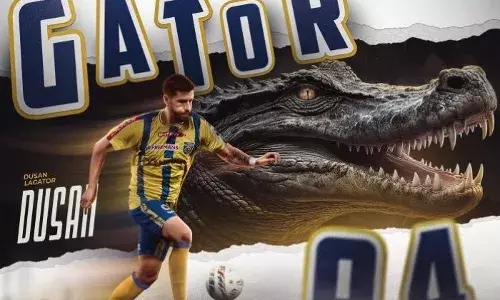 ജനുവരി വിൻഡോയിലെ കൊമ്പന്മാരുടെ ആദ്യ സൈനിങ്‌ എത്തി; മിഡ്‌ഫീൽഡിന് കരുത്തായി ഇനി മോണ്ടിനെഗ്രോ താരവും; ദുഷാൻ ലഗാതോറുമായി കരാർ ഒപ്പിട്ട് ബ്ലാസ്റ്റേഴ്സ്; അലക്സാണ്ടർ കോയ്‌ഫ് ടീം വിടും ?