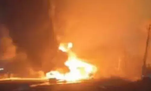 രാസവസ്തുക്കൾ നിറച്ചുവന്ന ട്രക്ക് മറിഞ്ഞു; പിന്നാലെ കത്തിയമ‍ർന്നു; ഡ്രൈവർ രക്ഷപ്പെട്ടത് തലനാരിഴയ്ക്ക്; ഒഴിവായത് വൻ അപകടം; സംഭവം ഡൽഹി-ജയ്പൂർ ദേശീയപാതയിൽ