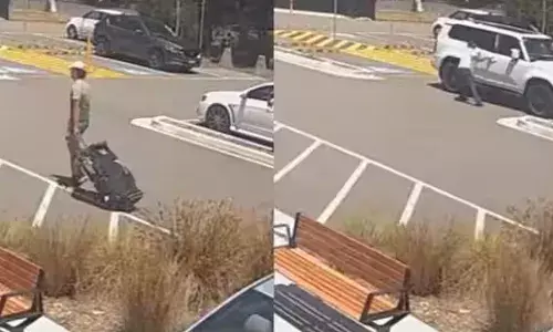 അപ്രതീക്ഷിതമായി സാം കോണ്‍സ്റ്റാസിനെ വഴിയില്‍ കണ്ടു;  സെല്‍ഫിയെടുക്കാന്‍ ആരാധകന്‍ ഇറങ്ങിയോടിയത് കാറിന്റെ ഹാന്‍ഡ് ബ്രേക്ക് ഇടാതെ; ട്രാഫിക് സിഗ്‌നലിന് സമീപം മറ്റൊരു വാഹനത്തിന് പിന്നിലിടിച്ച് കാര്‍; വീഡിയോ വൈറലാകുന്നു