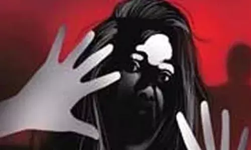 പതിനാറുകാരി അതേ ഗ്രാമത്തിലെ യുവാവിനോടൊപ്പം ഒളിച്ചോടിയതിന്റെ പ്രതികാരം; സഹായിച്ചെന്ന് ആരോപിച്ച് യുവതിയെ ക്രൂരമായി മര്‍ദ്ദിച്ചു; നഗ്നയാക്കിയ ശേഷം മുടി മുറിച്ചു