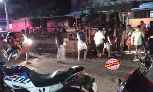 നെടുമങ്ങാട്ട് അപകടത്തില്‍ പെട്ടത് മൂന്നാറിലേക്ക് പോയ വിനോദയാത്രാ സംഘം; മരണമടഞ്ഞത് കാവല്ലൂര്‍ സ്വദേശിനി ദാസിനി; തലകീഴായി മറിഞ്ഞ ബസ് ഉയര്‍ത്തി; ബസില്‍ ഉണ്ടായിരുന്നത് 49 പേര്‍; സാരമായി പരിക്കേറ്റവര്‍ മെഡിക്കല്‍ കോളേജില്‍; അപകടത്തില്‍ പെട്ടത് പെരുങ്കടവിളയില്‍ നിന്നുള്ള സംഘം