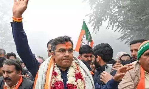 കെജ്രിവാളിന്റെ വാഹനത്തിന് നേരെ കല്ലേറ് ഉണ്ടായതിന് പിന്നില്‍ ബി.ജെ.പിയെന്ന് ആംആദ്മി പാര്‍ട്ടി; പ്രതിഷേധിച്ച യുവാക്കളെ ഇടിക്കാന്‍ കെജ്രിവാള്‍ ഡ്രൈവര്‍ക്ക് നിര്‍ദ്ദേശം നല്‍കിയെന്ന് ബി.ജെ.പി